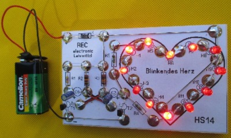 Blinkendes LED Herz Bausatz auf Holzbrettchen