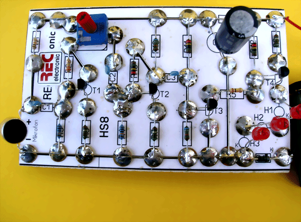LED-Lichtorgel Bausatz mit Mikrofon auf Holzbrett